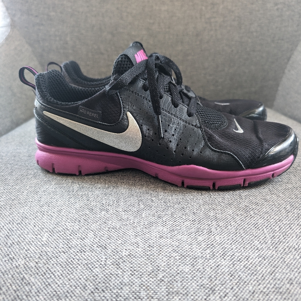 Ladies Nike Sneakers - Picture 3 of 7